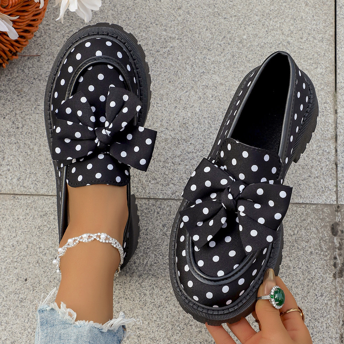 đ 50% RABATT! â° Damloafers med platt sula, prickigt mönster & rosett â BekvĂ€ma, söta & perfekta för vardag och kontor đ