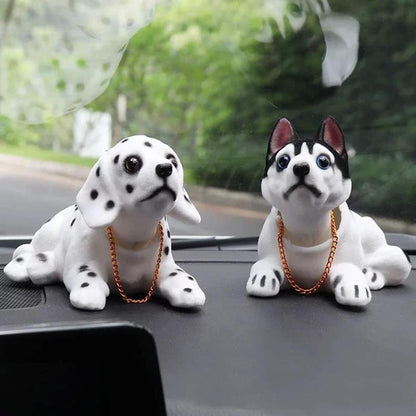 🎉 Rea 2026 – Över 12 000 sålda! 🐶 Söt hund-bobblehead – nickar vid varje kurva – 10 raser, mjuk plysch, guldkedja – sprider glädje under varje bilresa 🚗