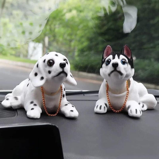 🎉 Rea 2026 – Över 12 000 sålda! 🐶 Söt hund-bobblehead – nickar vid varje kurva – 10 raser, mjuk plysch, guldkedja – sprider glädje under varje bilresa 🚗