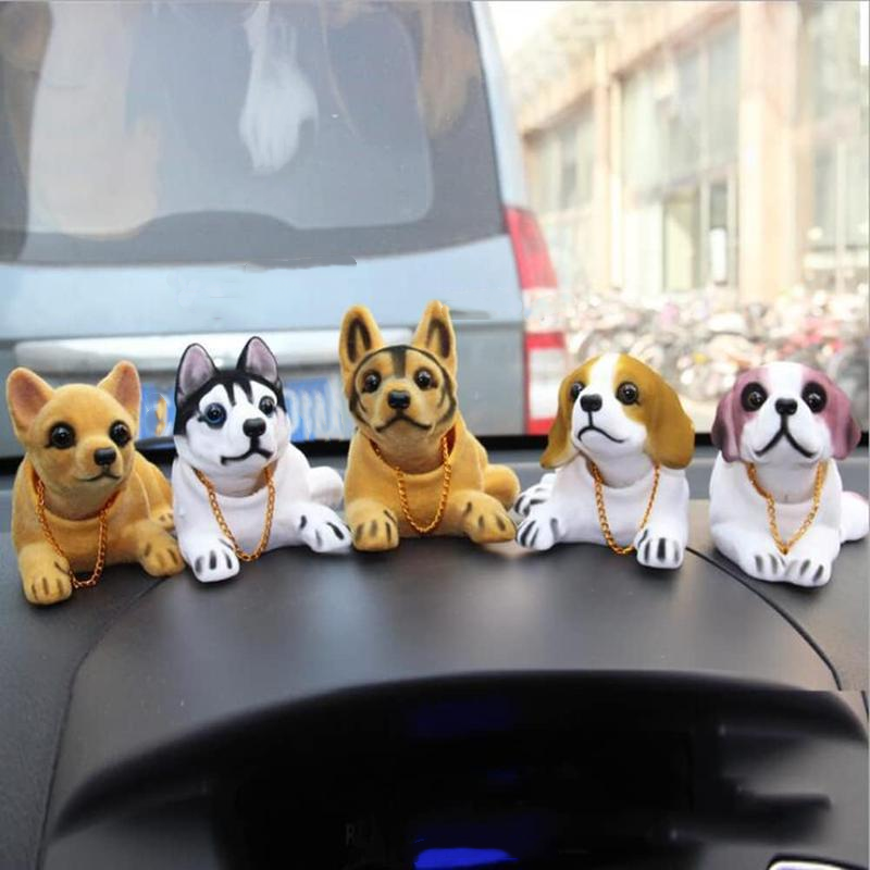 🎉 Rea 2026 – Över 12 000 sålda! 🐶 Söt hund-bobblehead – nickar vid varje kurva – 10 raser, mjuk plysch, guldkedja – sprider glädje under varje bilresa 🚗