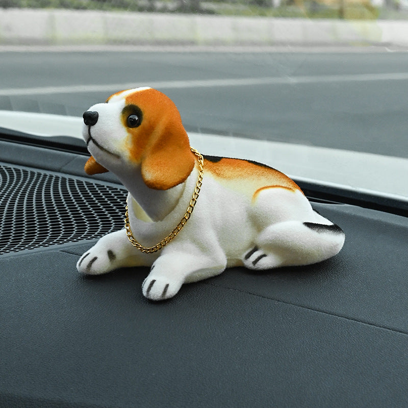 🎉 Rea 2026 – Över 12 000 sålda! 🐶 Söt hund-bobblehead – nickar vid varje kurva – 10 raser, mjuk plysch, guldkedja – sprider glädje under varje bilresa 🚗