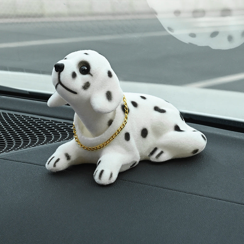 🎉 Rea 2026 – Över 12 000 sålda! 🐶 Söt hund-bobblehead – nickar vid varje kurva – 10 raser, mjuk plysch, guldkedja – sprider glädje under varje bilresa 🚗
