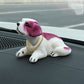 🎉 Rea 2026 – Över 12 000 sålda! 🐶 Söt hund-bobblehead – nickar vid varje kurva – 10 raser, mjuk plysch, guldkedja – sprider glädje under varje bilresa 🚗