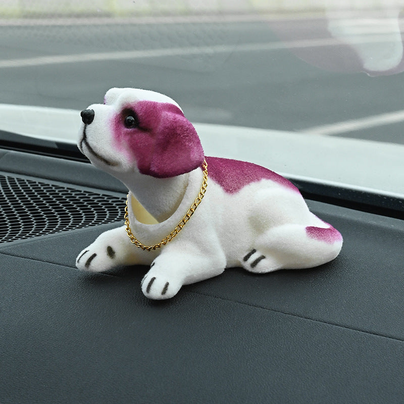 🎉 Rea 2026 – Över 12 000 sålda! 🐶 Söt hund-bobblehead – nickar vid varje kurva – 10 raser, mjuk plysch, guldkedja – sprider glädje under varje bilresa 🚗