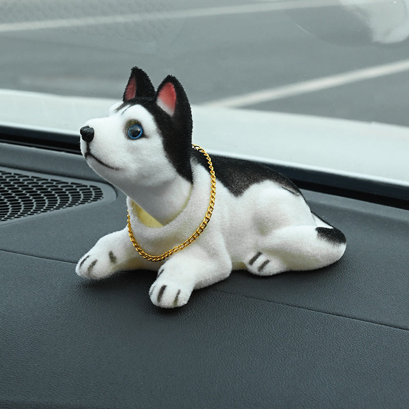 🎉 Rea 2026 – Över 12 000 sålda! 🐶 Söt hund-bobblehead – nickar vid varje kurva – 10 raser, mjuk plysch, guldkedja – sprider glädje under varje bilresa 🚗